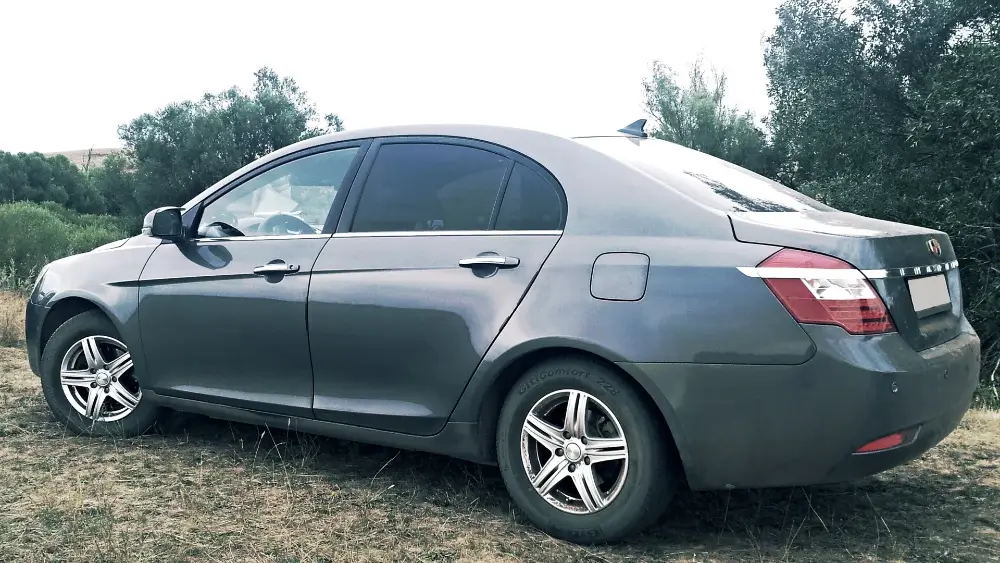Geely Emgrand: с какой стороны бак